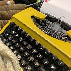 Daisy Yellow 🌼 Original Brother Deluxe 800T – Portable yellow Typewriter